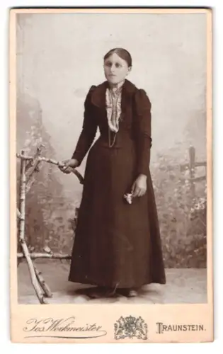 Fotografie Jos. Werkmeister, Traunstein, Ludwigstrasse 14, Frau mit Blumenstrauss