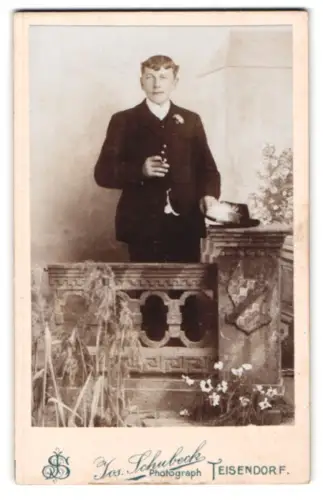 Fotografie Jos. Schubeck, Teisendorf, Eleganter junger Mann mit Hut