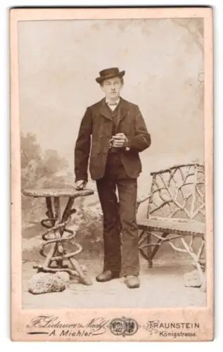 Fotografie Anton Miehler, Traunstein, Königstrasse, Eleganter Herr mit Melone und rustikalem Tisch