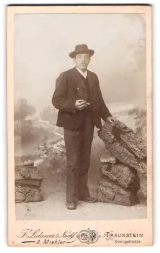 Fotografie F. Lidauer`s Nachf., Traunstein, Königstrasse, Porträt eines Mannes mit Pfeife