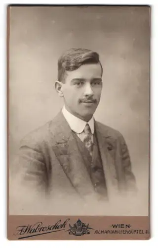 Fotografie Arpad Wabroschek, Wien, Mariahilfergürtel 11, Porträt eines jungen Mannes