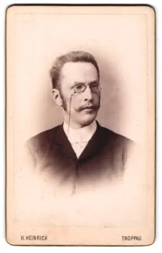 Fotografie R. Heinrich, Troppau, Johannisgasse 9, Porträt eines Mannes mit Brille