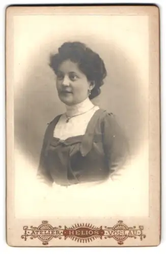 Fotografie Sigismond Hollóss, Vöslau, Kirchenplatz, Porträt einer jungen Frau