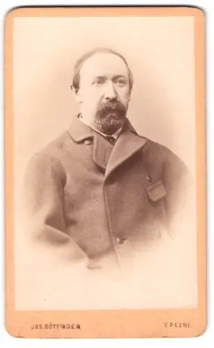 Fotografie Jos. Böttinger, Pilsen, Allee, Porträt eines Mannes mit Bart