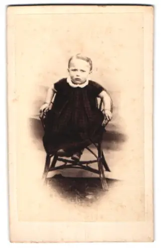 Fotografie unbekannter Fotograf und Ort, Kind auf einem Stuhl