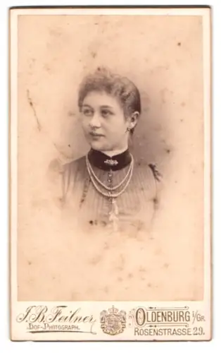 Fotografie J.B. Feilner, Oldenburg, Rosenstrasse 29, Porträt einer Frau mit Perlenkette