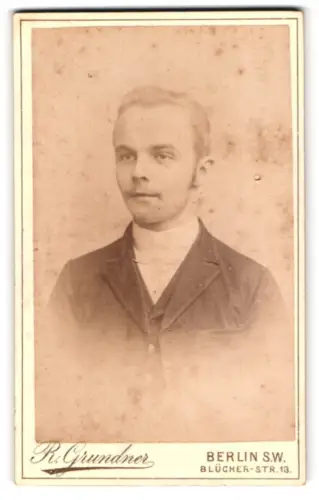 Fotografie R. Grundner, Berlin, Blücher-Str. 13, Porträt eines jungen Mannes