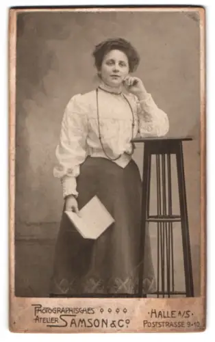 Fotografie Atelier Samson & Co, Halle a. S., Poststrasse 9-10, Porträt einer Frau mit Buch