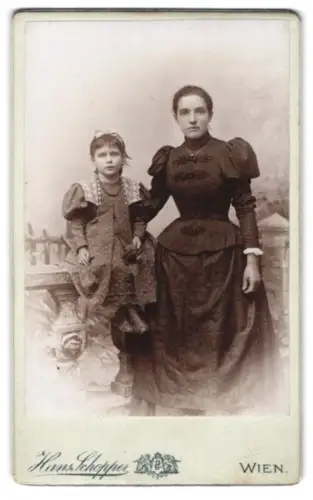 Fotografie Hans Schopper, Wien, Meidling, Rosasgasse 22, Frau mit Kind in eleganter Kleidung