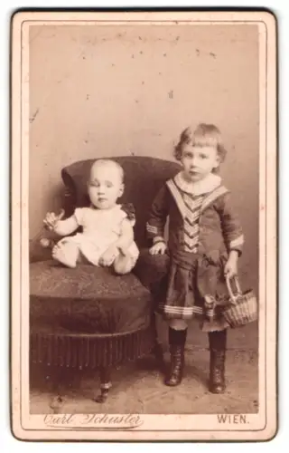 Fotografie Carl Schuster, Wien, Josefstädterstrasse 23, Zwei Kinder auf einem Sessel