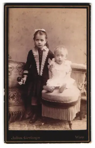 Fotografie Julius Gerlinger, Wien, Margarethenstrasse 28, Zwei Kinder auf einem Stuhl
