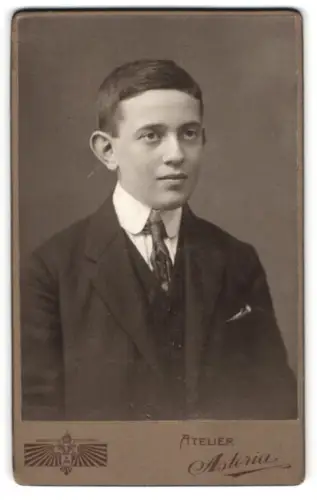 Fotografie Atelier Astoria, Wien, Kohlmarkt 5, Porträt eines jungen Mannes in Anzug