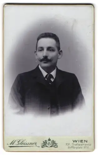 Fotografie M. Gleissner, Wien, Thaliastrasse, Portrait eines eleganten Herrn