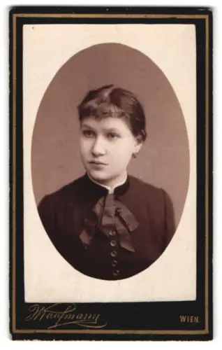 Fotografie J. Kaufmann, Wien, Währingerstrasse 25, Porträt einer jungen Frau