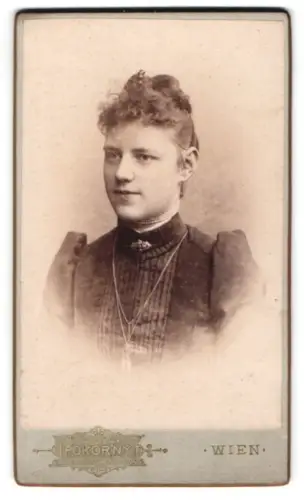 Fotografie Pokorny, Wien, Kohlmarkt 1, Porträt einer jungen Frau