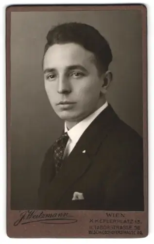 Fotografie J. Weitzmann, Wien, Keplerplatz 13, Porträt eines eleganten Herren