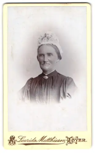Fotografie Laurids Matthiesen, Hoyer, Ältere Dame mit Haube