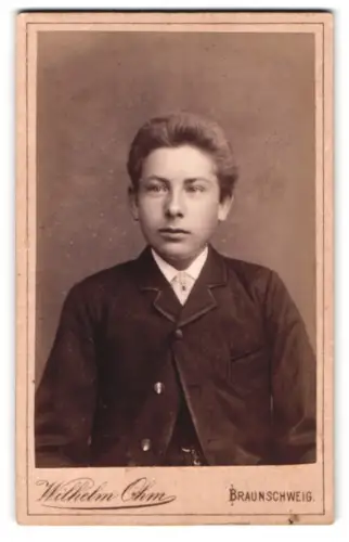 Fotografie Wilhelm Ohm, Braunschweig, Breite Strasse 15, Porträt eines jungen Mannes