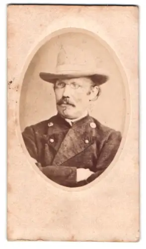 Fotografie A. Schmiedeknecht, Blankenburg, Obere Strasse 181, Porträt eines Herrn mit Hut