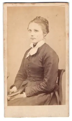 Fotografie A. Schmiedeknecht, Blankenburg, Obere Strasse 18, Sitzende Frau mit Buch