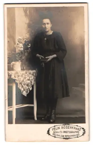 Fotografie Felix Rosenkranz, Neusalza-Spremberg, Frau mit Buch und Blumenarrangement