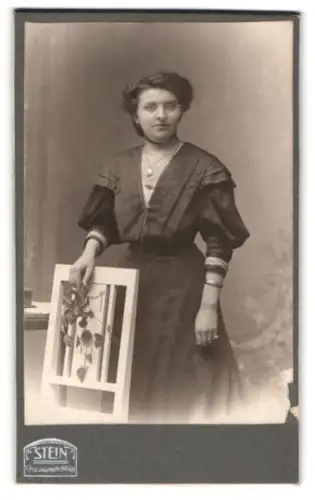 Fotografie Atelier Stein, Berlin, Chausseestrasse 65/66, Porträt einer Dame mit Blumengitter