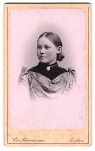 Fotografie Chr. Schwennesen, Tondern, Wester-Strasse 4, Porträt einer jungen Frau