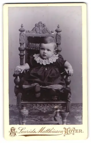 Fotografie Laurids Matthiesen, Høyer, Kleinkind auf kunstvollem Stuhl