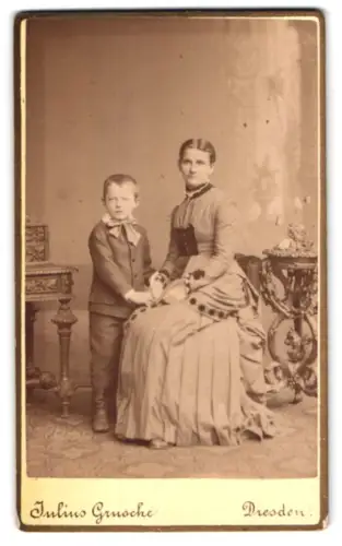 Fotografie Julius Grusche, Dresden, Bautznerstrasse 39, Mutter mit Kind im Studio