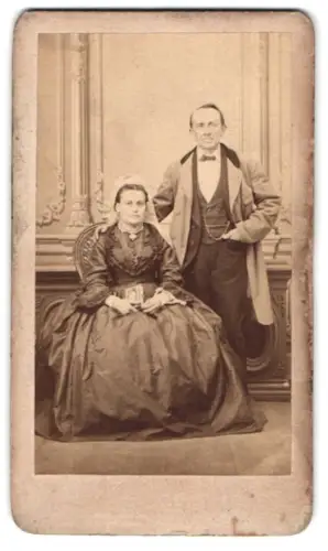 Fotografie unbekannter Fotograf und Ort, Elegantes Paar in historischer Kleidung