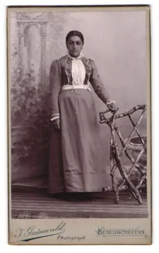 Fotografie J. Grünwald, Benediktbeuern, Frau in langem Kleid an dekorativem Stuhl