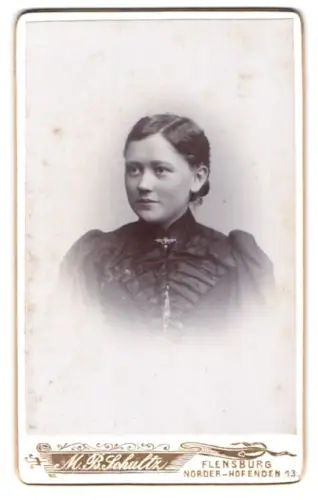 Fotografie M. B. Schultz, Flensburg, Norder Hofenden 13, Porträt einer jungen Frau