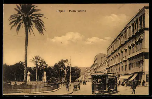 AK Napoli, Strassenbahn in Fahrt, Piazza Vittoria