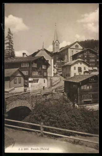 AK Fiesch /Valais, Dorfansicht mit Kirche und steinerner Brücke
