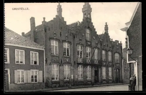 AK Ghistelle, Rathaus mit Strassenpartie