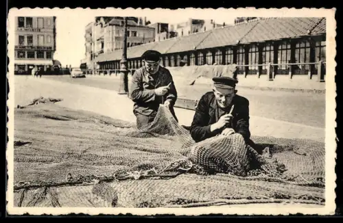 AK Blankenberge, Pêcheurs réparant leurs filets