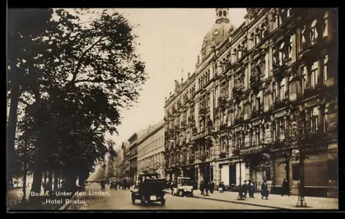 AK Berlin, Strassenpartie Unter den Linden mit Hotel Bristol
