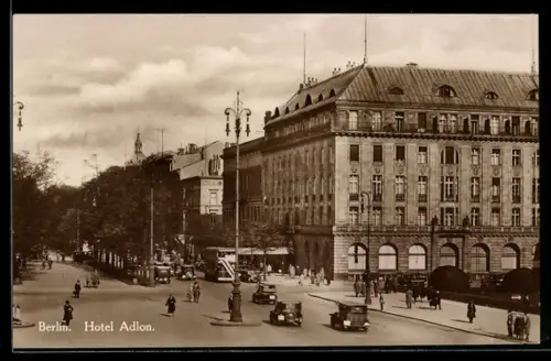 AK Berlin, Verkehr vor dem Hotel Adlon