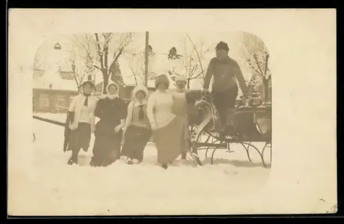 Foto-AK Bad Harzburg, Winterfreuden Torfhaus 1913, Gruppe in Winterkleidung im Schnee