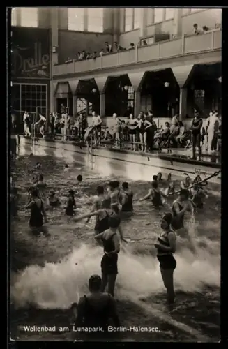 AK Berlin-Halensee, Wellenbad am Lunapark, Innenansicht mit Badegästen