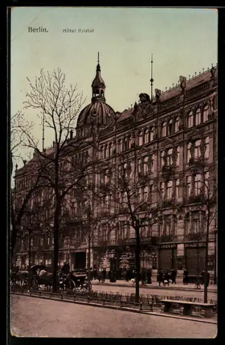 AK Berlin, Hôtel Bristol mit Strasse u. Mittelpromenade, Kutsche