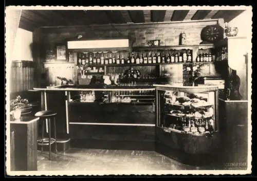 AK Berlin-Neukölln, Gaststätte Zur Fuselbude W. Greiling, Schinkestrasse 6/7, Theke mit Vitrine