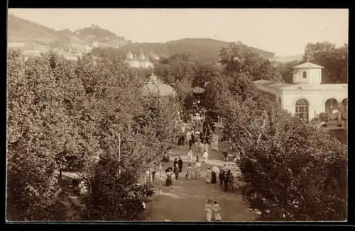 AK Bad Brückenau, Kuranlagen, Spaziergänger, Pavillon