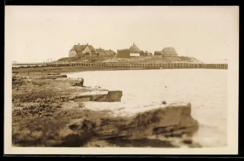 Foto-AK Wyk a. Föhr, Reetgedeckte Wohnhäuser am Meer