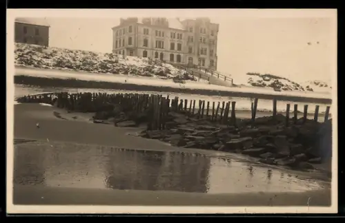 Foto-AK Westerland /Sylt, Strandansicht mit Hotel und Uferbefestigung