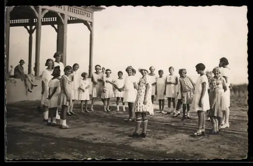 AK Wittdün, Kindergruppe am Nordseestrand, Pavillon