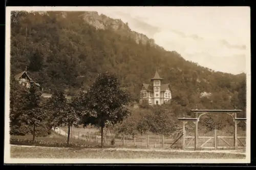 AK Muggendorf, Ansicht Villa vor bewaldetem Berghang