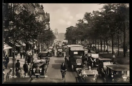 AK Berlin, Unter den Linden, Strassenszene mit Autos und Fussgängern