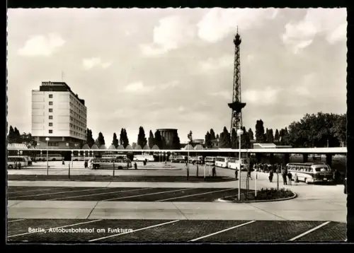 AK Berlin-Charlottenburg, Autobusbahnhof am Funkturm