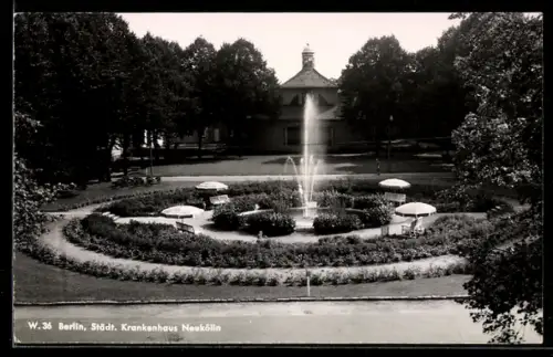 AK Berlin-Neukölln, Städt. Krankenhaus, Springbrunnen im Garten